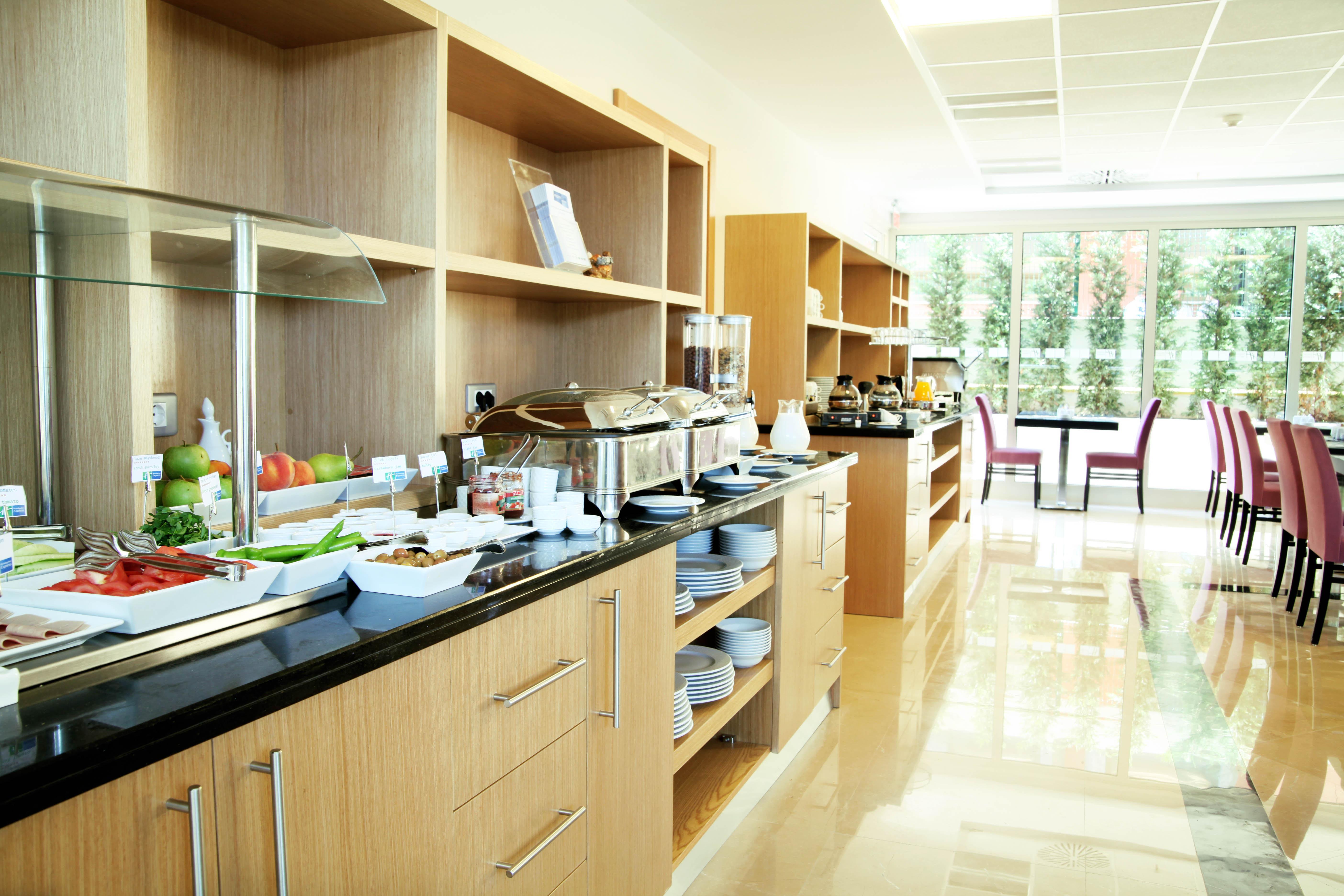 Holiday Inn Express Istanbul-Altunizade By Ihg Exterior photo