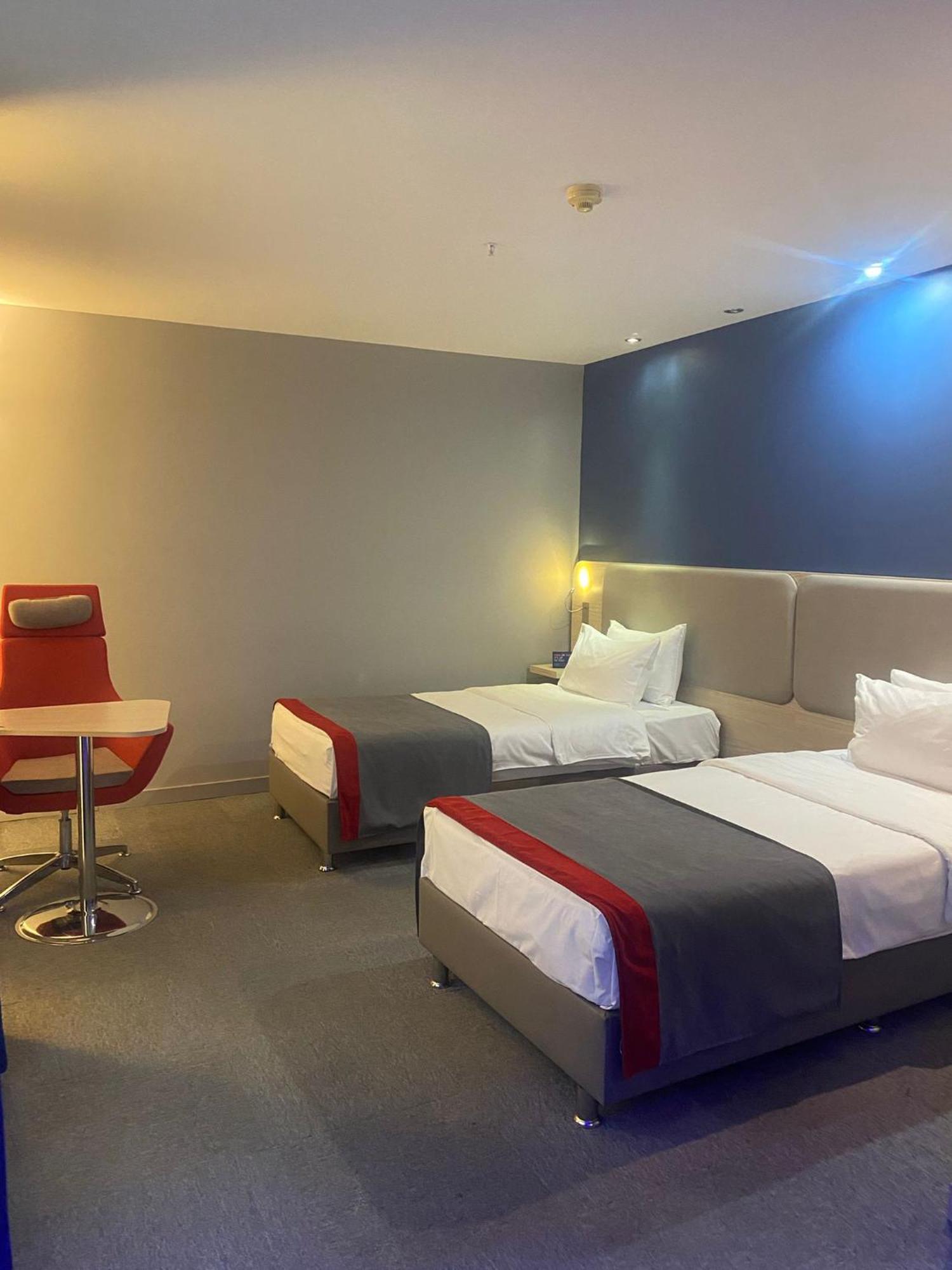 Holiday Inn Express Istanbul-Altunizade By Ihg Exterior photo