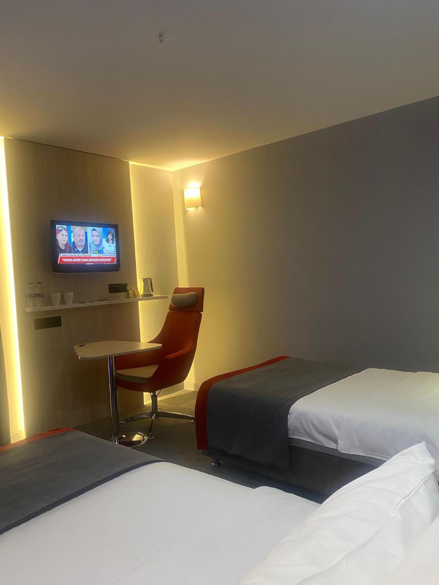 Holiday Inn Express Istanbul-Altunizade By Ihg Exterior photo