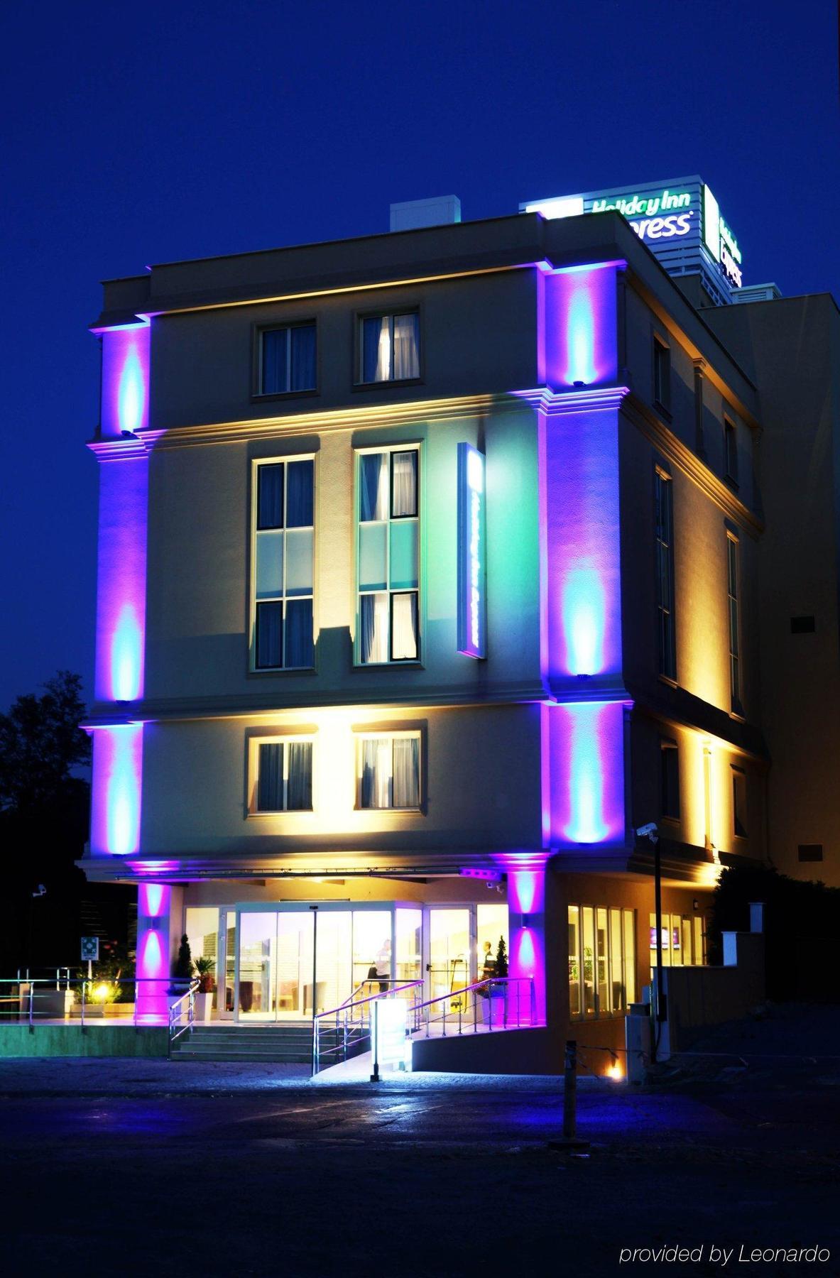 Holiday Inn Express Istanbul-Altunizade By Ihg Exterior photo
