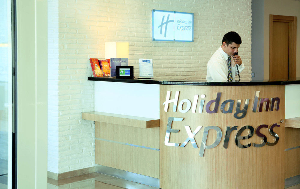 Holiday Inn Express Istanbul-Altunizade By Ihg Exterior photo