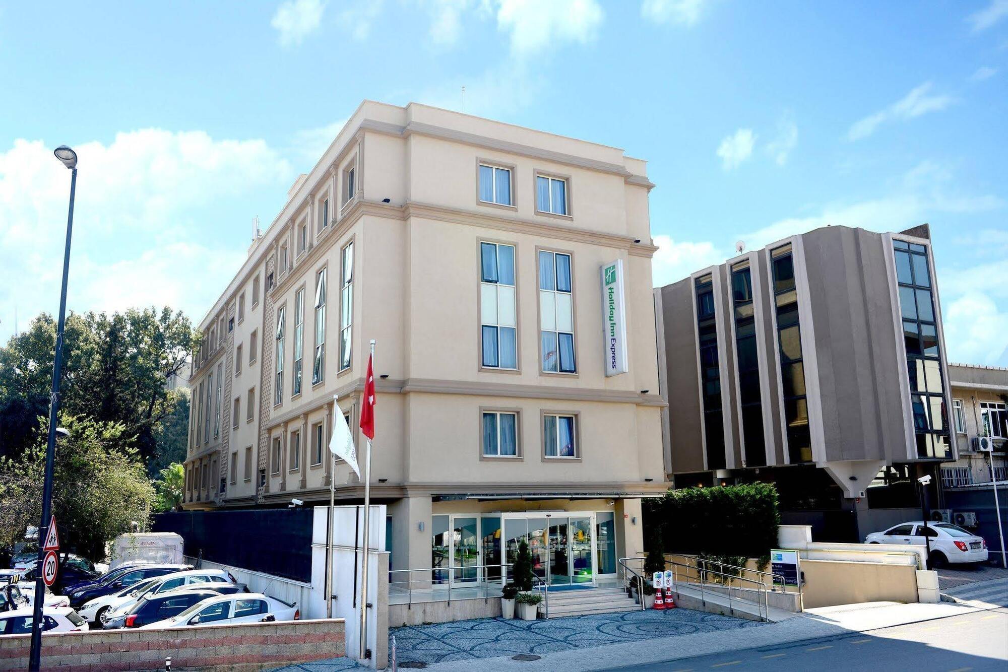 Holiday Inn Express Istanbul-Altunizade By Ihg Exterior photo