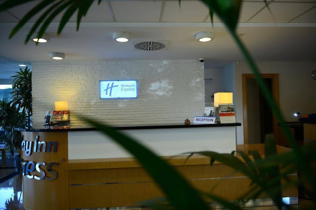 Holiday Inn Express Istanbul-Altunizade By Ihg Exterior photo