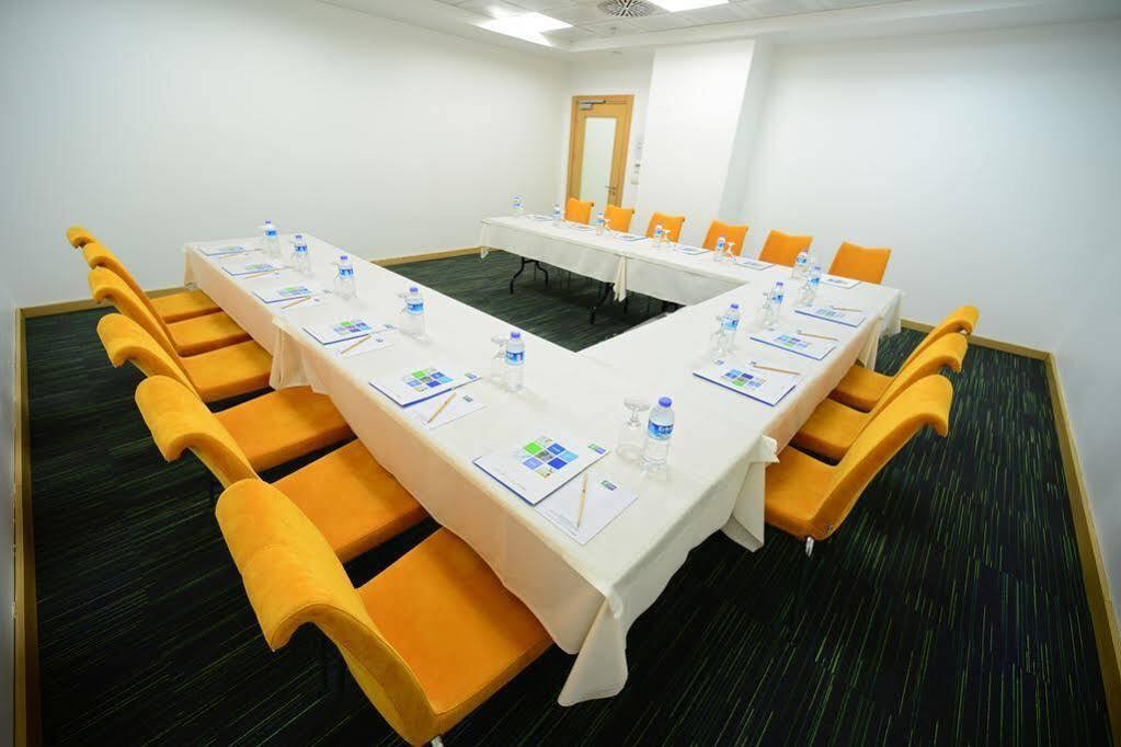 Holiday Inn Express Istanbul-Altunizade By Ihg Exterior photo